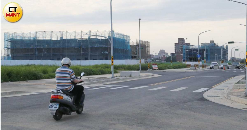 實際走訪航空城安置街廓土地，受制於土地撥交延遲建物的重建進度，拆遷戶很難趕在明2月底完成樓地板勘驗。（圖／黃鵬杰攝）
