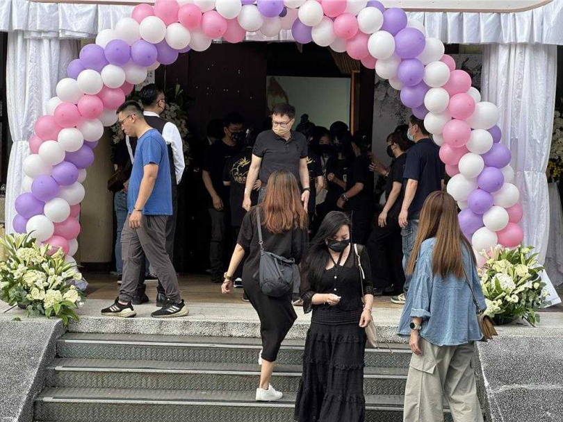 女學生家長14日於新北市立殯儀館舉行告別式，學校師長、同學及親友到場送別。（圖／中國時報高鈞麟攝）