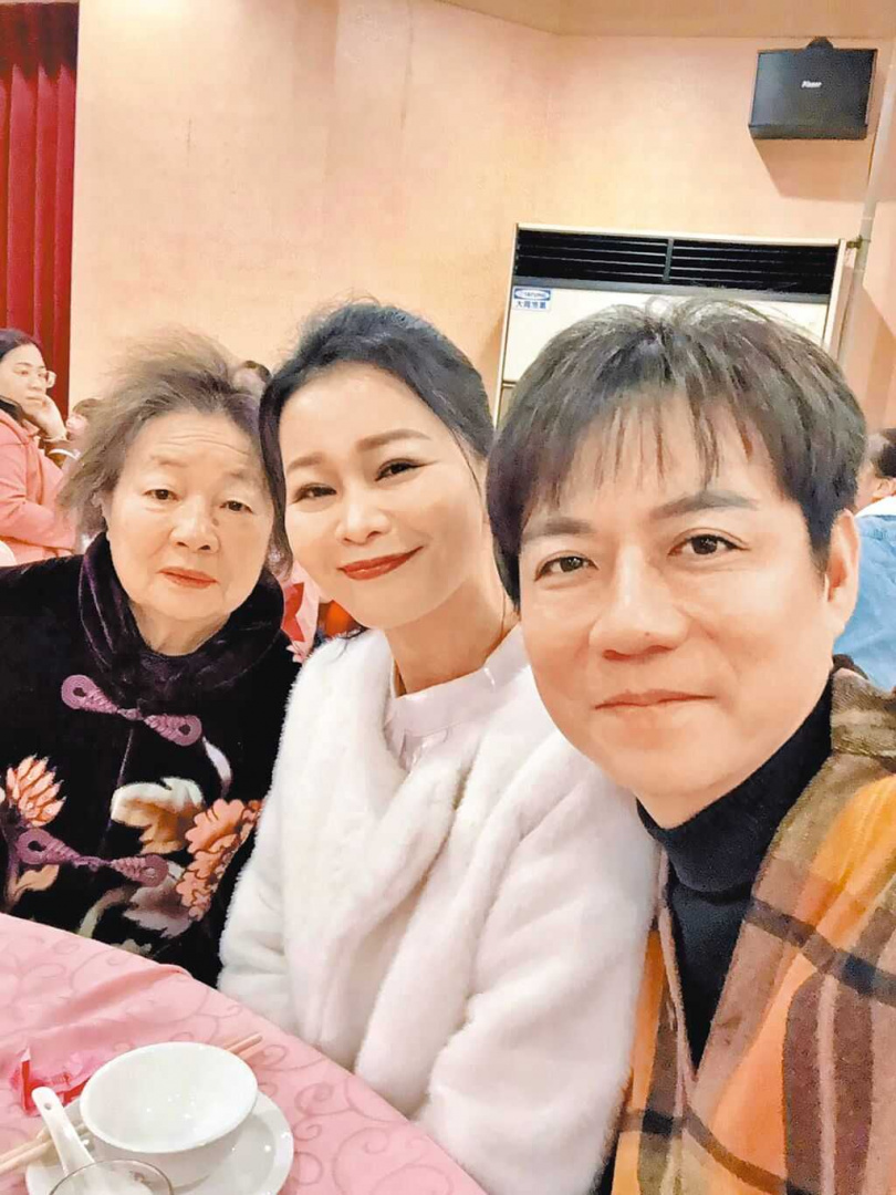 陳隨意（右起）跟老婆謝宜君、陳媽媽的感情很好。（圖／陳隨意提供）