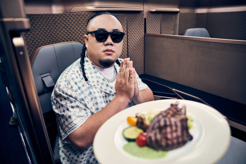 大淵爽當商務艙旅客。（圖／本色音樂提供）&nbsp;