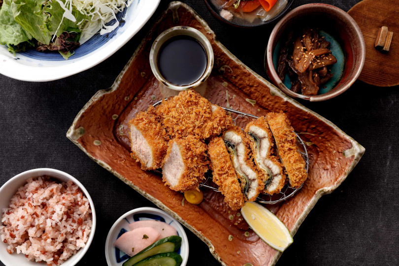 「酥炸鰻魚老饕豬排套餐」。（660元，圖／慕里諾提供）