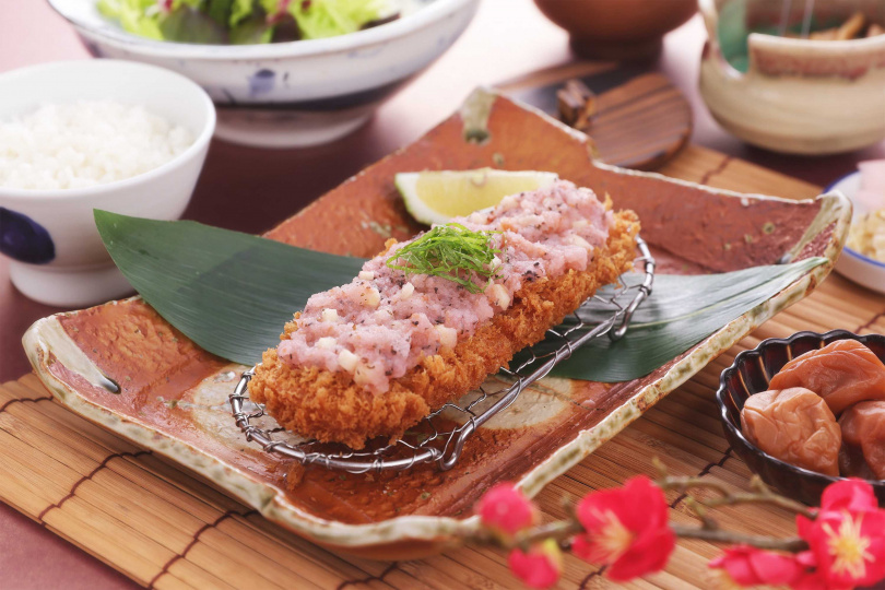 「紅紫蘇梅蘿蔔泥里肌豬排套餐」。（390元，圖／慕里諾提供）