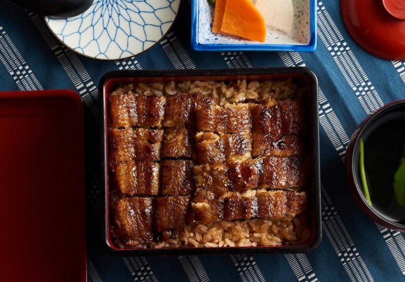 「鰻重定食」將烤至焦糖色澤的蒲燒鰻魚與米飯結合，可隨喜好撒上山椒粉一起享用。（圖／小倉屋提供）