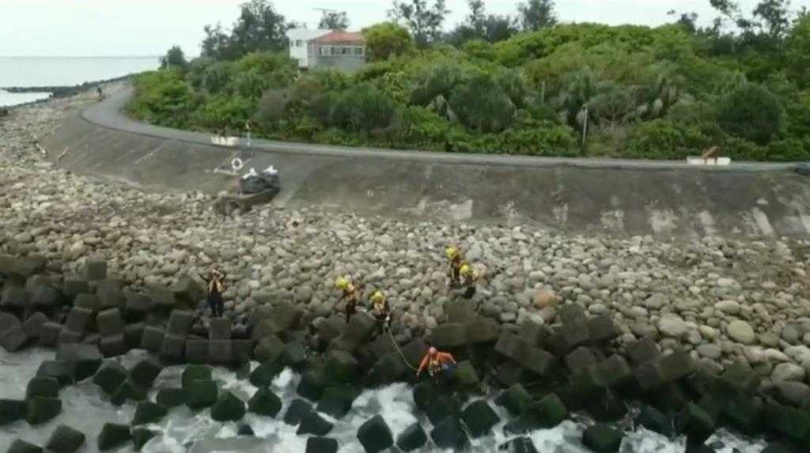 台南市消防局出動空拍機與空勤總隊直昇機一同從空中協助搜索。（圖／台南市消防局提供）