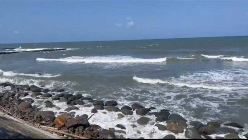 黃金海岸沿岸的石頭、消波塊石頭縫是搜索重點。（圖／台南市消防局提供）