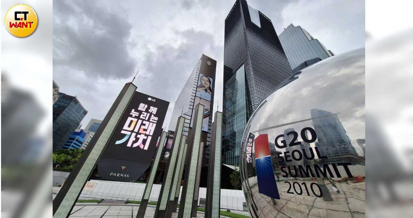 江南CBD以德黑蘭路為核心，韓國國際會展中心坐落在此，一旁有COEX廣場、洲際酒店。（圖／林榮芳攝）