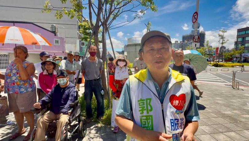 綠川里長郭國華強調,水利局應研擬計畫,讓綠川、河邊里都不會淹水,尤其楊柳颱風逼近,盼能盡速改善。(圖/中國時報紀爰攝)