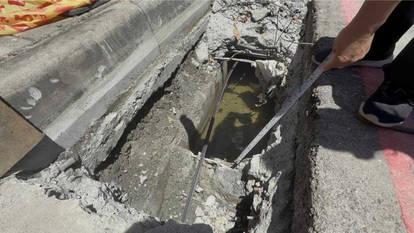 綠川里居民指出,高市水利局去年底為改善淹水問題,在水溝內做1道封牆,導致綠川里排水狀況不佳。(圖/中國時報紀爰攝)