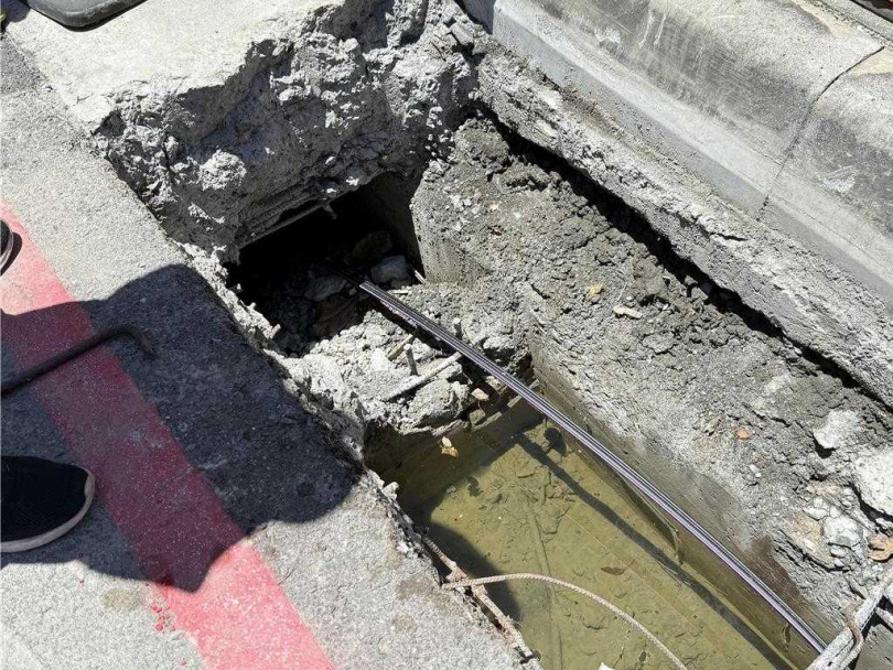 綠川里居民指出,高市水利局去年底為改善淹水問題,在水溝內做1道封牆,導致綠川里排水狀況不佳。(圖/中國時報紀爰攝)