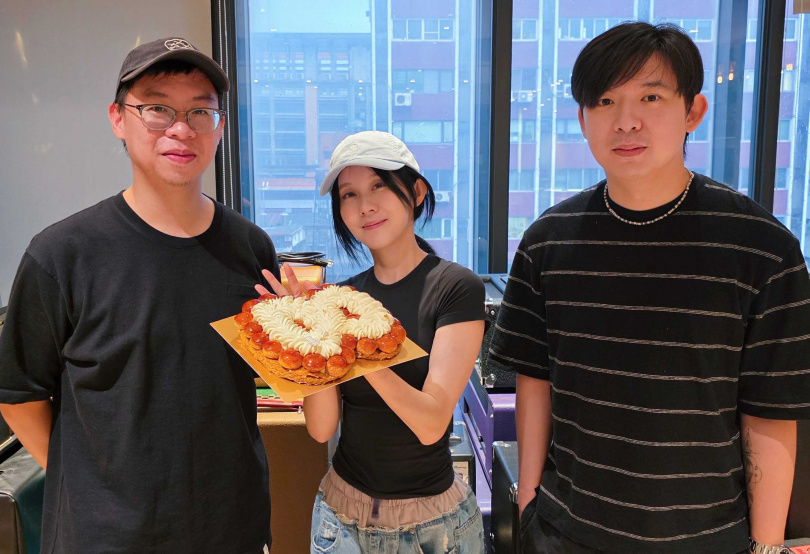 白安準備蛋糕為製作人與錄音師慶生。（圖／相信音樂提供）