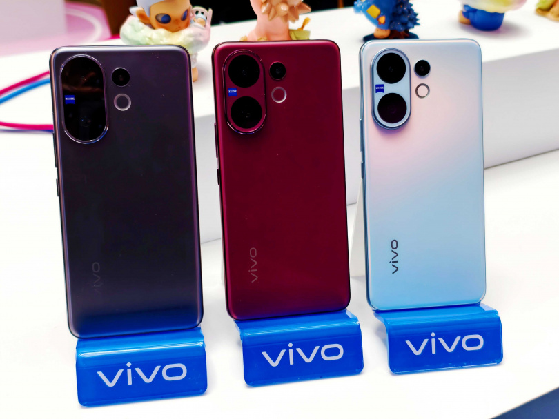 左起依序為空靈灰、甜莓紫與靜夏藍。（圖／廖梓翔攝）