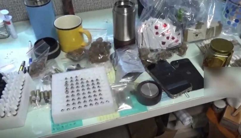 汐止警方盤查逮獲毒蟲施競堯，溯源破獲吳姓藥腳的家庭毒品加工廠。（圖／翻攝畫面）