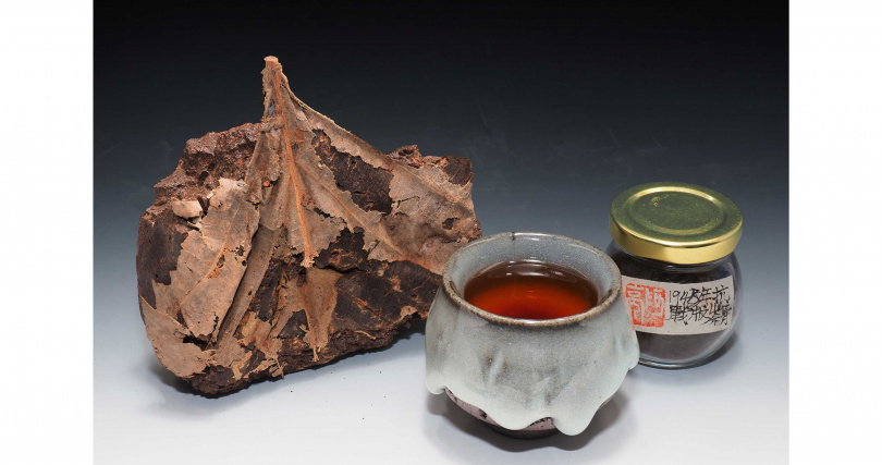 1943年的抗戰版茶膏與沖泡後的湯色。（圖╱吳德亮攝）