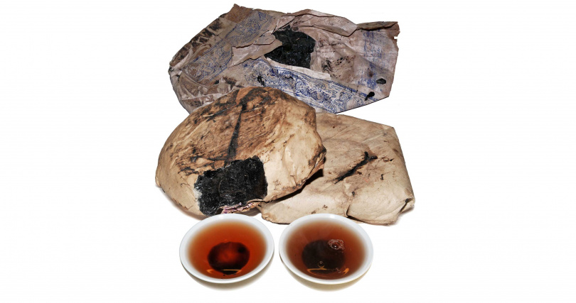 疑是1952年雲南省茶葉公司鳳慶縣順寧廠留下的解放版茶膏。（圖╱吳德亮攝）