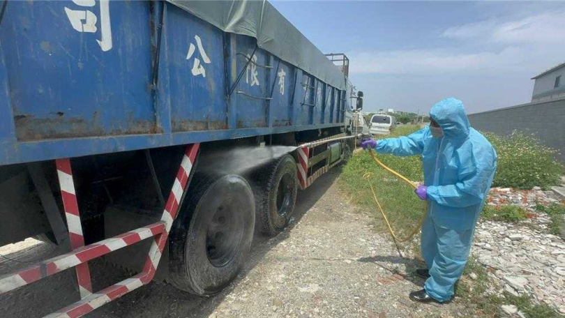 彰化縣芳苑鄉1場蛋雞場驗出禽流感病毒，動防所防疫人員19日晚間完成該蛋雞場撲殺清場及消毒工作。（圖／翻攝畫面）