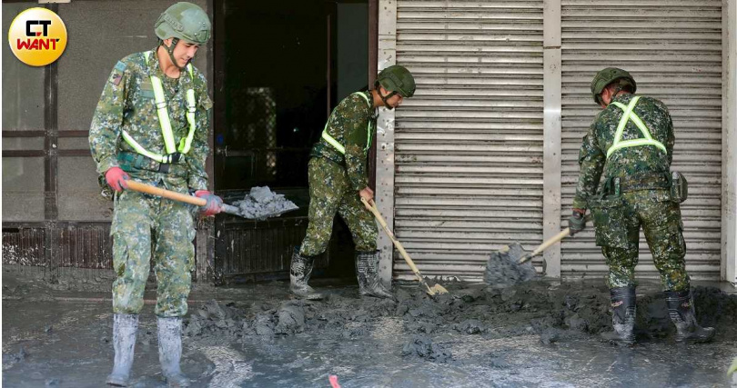 國軍進駐光復市區協助災民進行救災復原行動。（圖／黃耀徵攝）