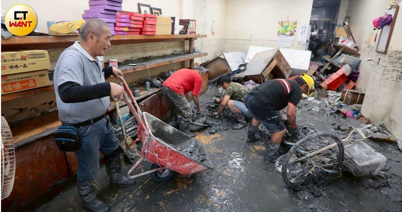 花蓮縣馬太鞍溪上游堰塞湖發生溢流，泥水灌進光復鄉市區，民眾正清掃家園。（圖／黃耀徵攝）