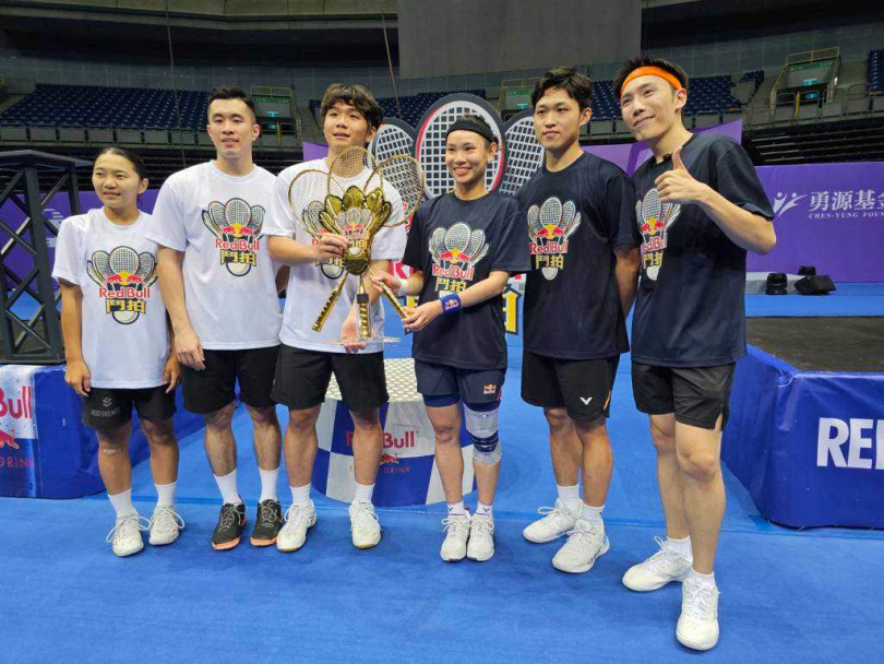 戴資穎（右3）目前仍在膝蓋手術後休養中，特地出席Red Bull鬥拍活動讓球迷欣賞她的球技。（圖／中國時報陳筱琳攝）