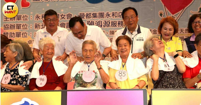 重陽節敬老活動是各機關展現敬老的好時機，但如何更全面地照顧好銀髮族，需要政府多費心。（示意圖／劉耿豪攝）