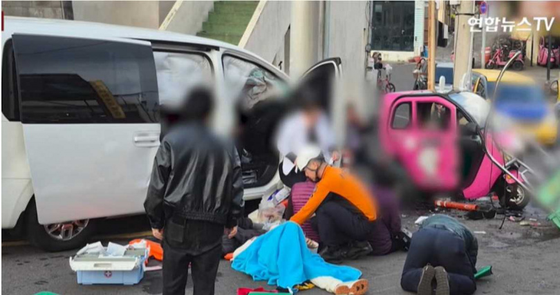 目擊者形容：車輛猛然衝入人群，眾人四散奔逃場面混亂。（圖／翻攝연합뉴스TV）