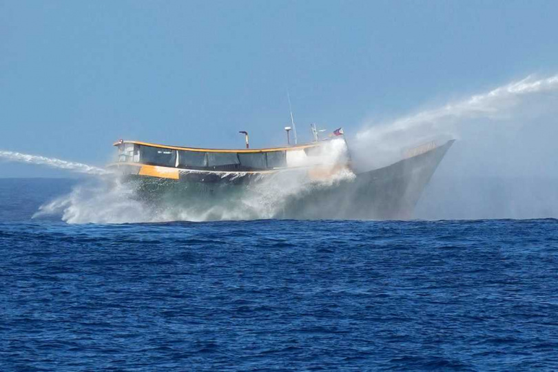 大陸海警船以高壓水砲驅趕菲律賓漁船,現場激烈對峙。(資料畫面/達志/美聯社)