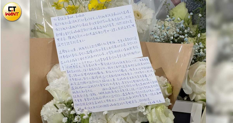 張文的哥哥默默北上獻花，謝謝余家昶與余媽媽的大愛，謝謝余媽媽把英雄帶來世上。（圖／林冠吟攝）