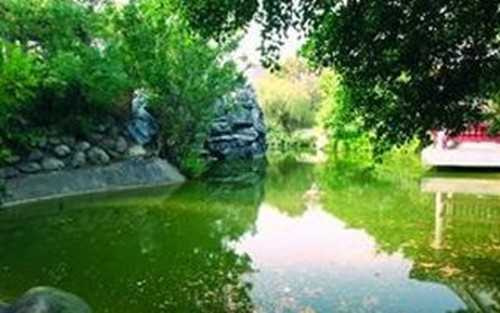 新竹縣竹北市「縣福園」原先有假山造景形塑江南味，有心人士卻利用陰暗角落搞事，讓地方傷透了腦筋。（圖／翻攝自新竹縣政府官方網站）