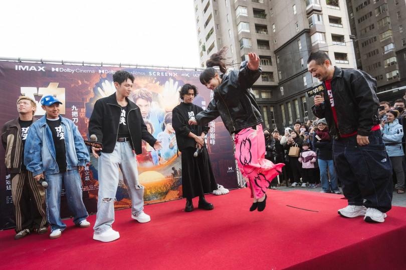 《功夫》上身為壽星的王淨率性脫鞋比跳遠。（圖／麻吉砥加提供）