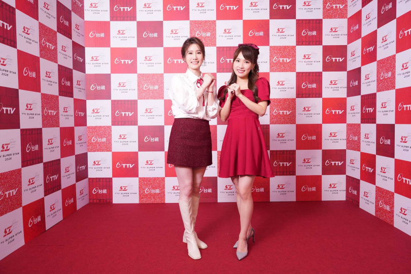 張寧（左）攜手顏明儀主持《紅白》幕後花絮。（圖／台視提供）