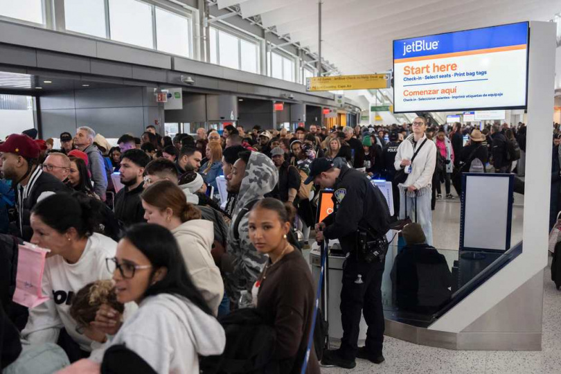 TSA人力短缺,各地機場安檢隊伍延伸至航廈外。