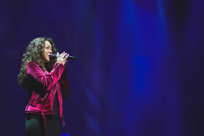 「靈魂歌姬」楊蒨時獻唱經典英文歌曲。（圖／藝起發光、蒙福教會提供）