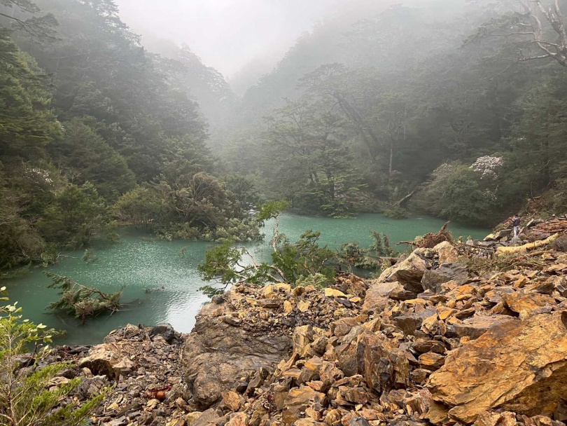 受清明連假期間豪雨影響,林業及自然保育署臺中分署轄內大甲溪事業區第82林班(合歡溪步道約3.5公里處)發生邊坡崩塌,並形成新生堰塞湖。(圖/林業及自然保育署臺中分署)