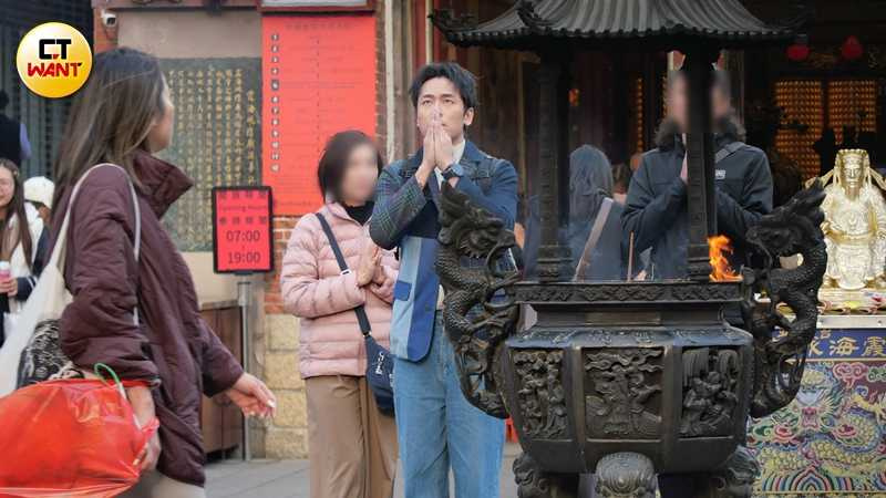 稍後張瑞夫看向天邊，嘴唇微動應是在向神明許願。（圖／本刊攝影組）