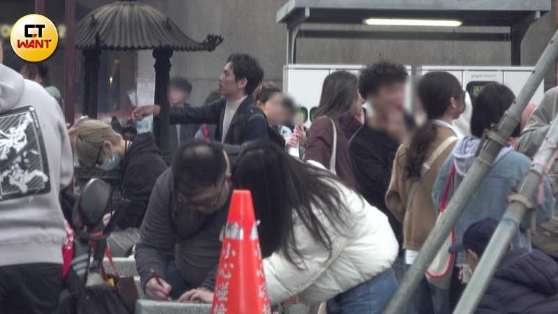 張瑞夫手裡不知拿著什麼東西去過香爐添好運。（圖／本刊攝影組）