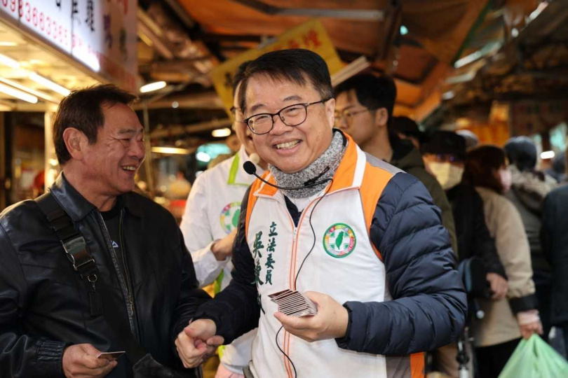 民進黨立委吳秉叡質疑，在野黨推動普發現金入法，背後帶有選舉考量。（圖／翻攝自吳秉叡臉書）