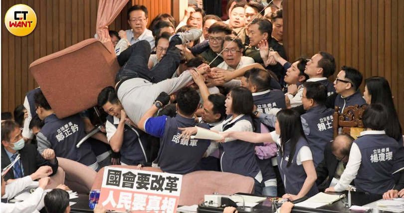 朝野衝突不斷，藍綠白對立升高，也被視為公視董事會卡關的重要背景因素。（圖／本刊資料照）