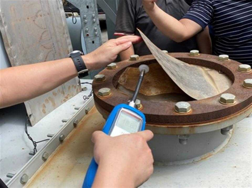 環保局人員檢查RTO前端破損處。(圖/彰化縣環保局)