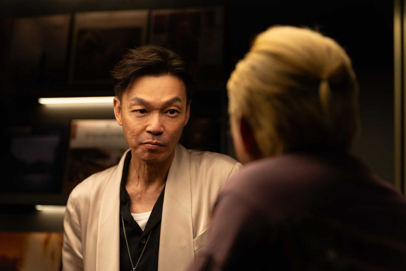 新加坡影帝李國煌在《鎗聲》中飾演「柔情似水」的黑幫大佬。（圖／公視台語台）