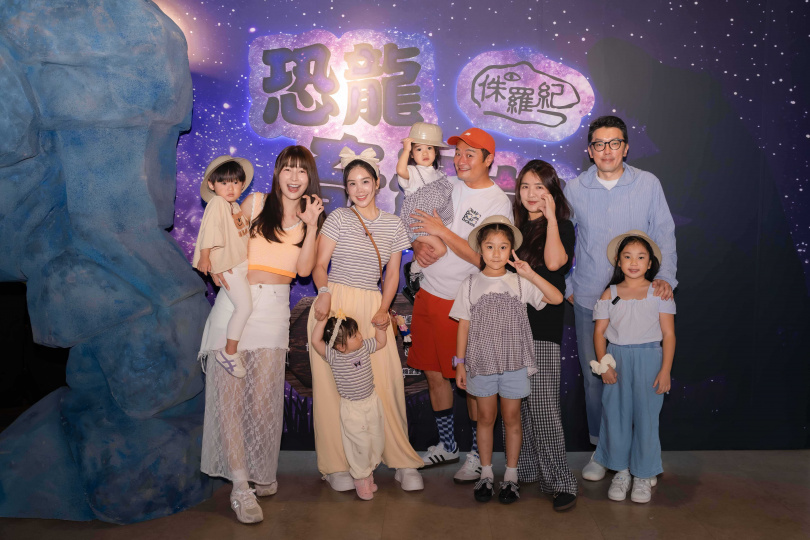 林舒語、楊晨熙、林佑星、段鈞豪帶著孩子體驗《侏羅紀恐龍奇遇記》展。（圖／寬宏藝術）