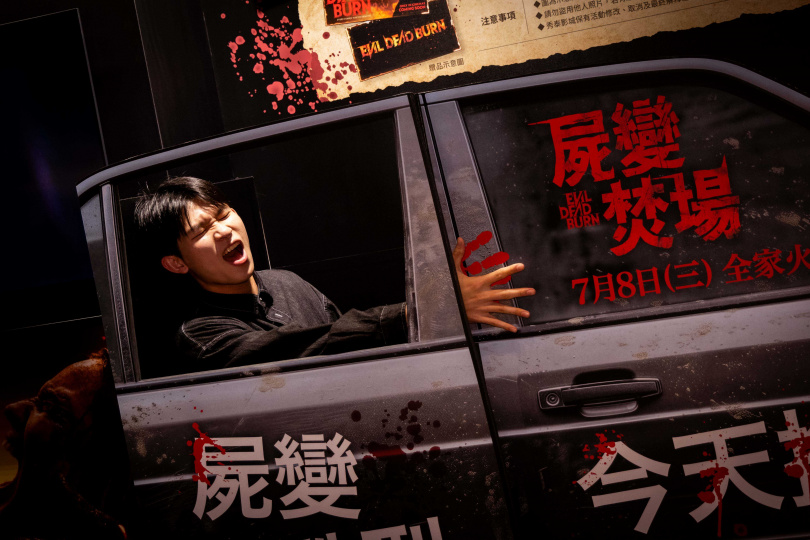 「車門夾手指」電影拍照裝置讓人忍不住想被夾一下。(圖/索尼影業提供)