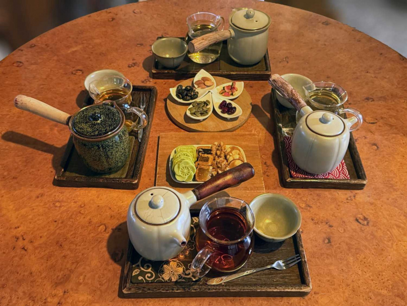 南街得意以自家經營的陶茶器為同桌賓客逐一奉上不同茶品。(圖/吳德亮攝影)