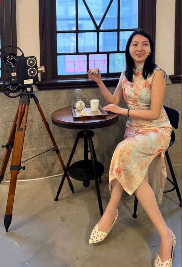 新芳春行二樓「蒔現」女主人總會親自為來客沏上一壺好茶。(圖/吳德亮攝影)