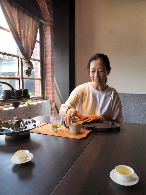 「小鶴曼桑」女主人親自為來客以小壺泡茶。(圖/吳德亮攝影)