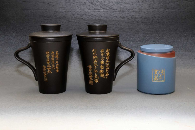 「迪化半日」曾以本文作者吳德亮的兩首詩句鏤刻燒製人文蓋杯與藍色小茶倉。(圖/吳德亮攝影)