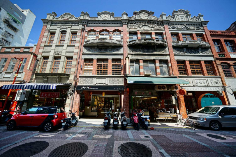 「迪化半日」佇立在迪化街中段的精緻華麗巴洛克式建築。(圖/吳德亮攝影)