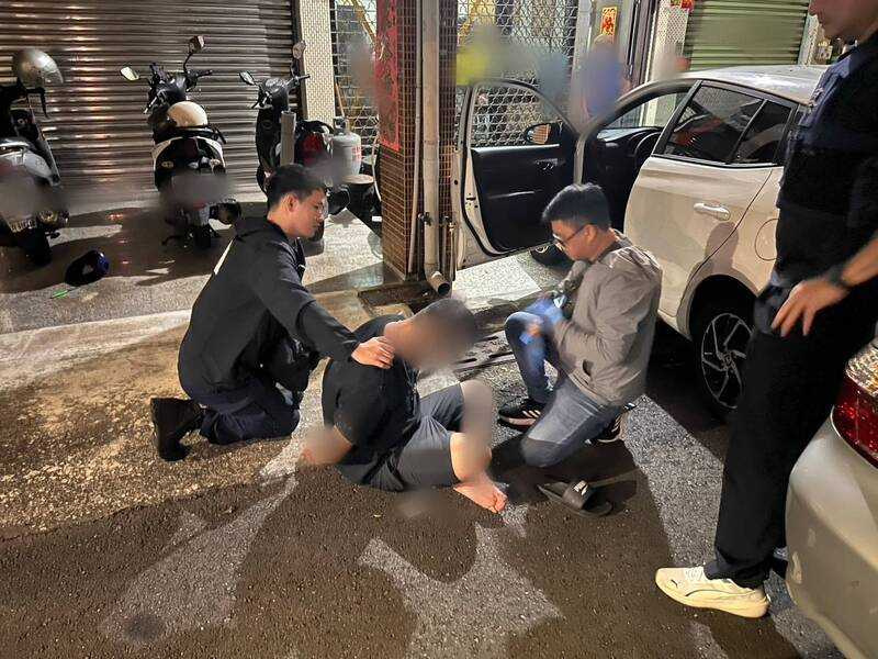 吳男「聽媽媽的話」乖乖下車,警方順利將他逮捕歸案。(圖/警方提供)