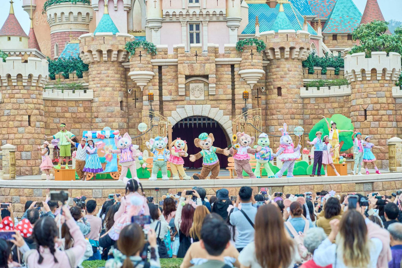 達菲與好友換上全新春日服飾在城堡舞台獻上春日限定的「快樂分享」小劇場。（圖／香港迪士尼樂園提供）