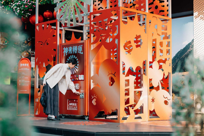 勤美誠品綠園道推出「神來轉運」扭蛋裝置讓民眾趣味轉出新年運勢。（圖／勤美集團提供）