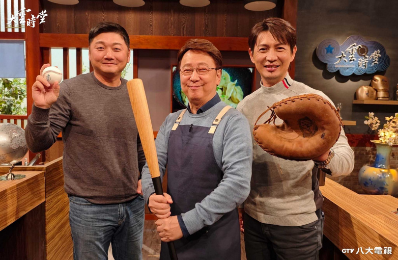 李四端(中)在訪問曾豪駒(左)、高志綱(右)。(圖/八大提供)