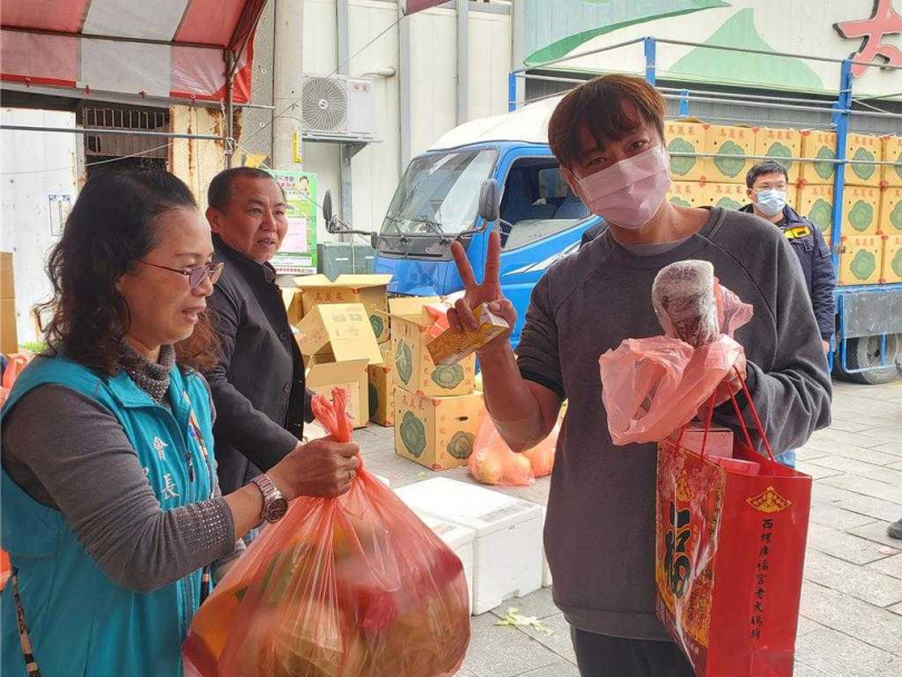 捐血的陳姓男子表示，他捐50多次血，這次送的贈品最好，今天不知道有送龍蝦，有點驚喜。（圖／中國時報記者周麗蘭攝）